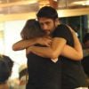 Priscila Fantin abraça Elidio Sanna, namorado de Samara Felippo