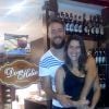 Priscila Fantin posa com o marido, Renan Abreu, no bar Dom Hélio