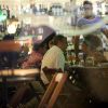 Sheron Menezzes curte noite com amigos em bar na Zona Oeste do Rio de Janeiro
