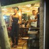 Sheron Menezzes curte noite com amigos em bar na Zona Oeste do Rio de Janeiro