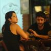 Samara Felippo é fotografada com o namorado, Elidio Sanna, em bar na Zona Oeste do Rio