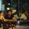 Samara Felippo é fotografada com o namorado, Elidio Sanna, em bar na Zona Oeste do Rio