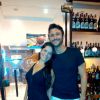 Samara Felippo posa com o namorado, Elidio Sanna, no bar Dom Hélio