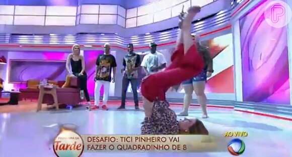 Ticiane Pinheiro deita no chão para dançar