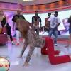 Ticiane Pinheiro dança no chão do 'Programa da Tarde'