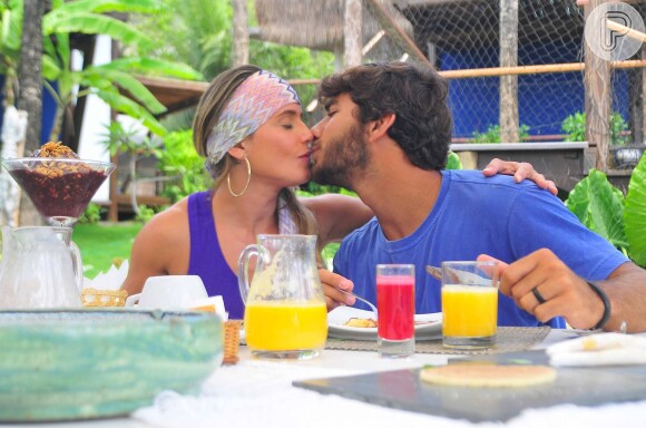 Deborah Secco se limitou ao dizer em relação ao namorado, Hugo Moura: 'Muito feliz'