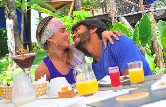 Deborah Secco está namorando Hugo Moura. Ele é baiano, surfista e 11 anos mais novo que a atriz, que tem 35 anos