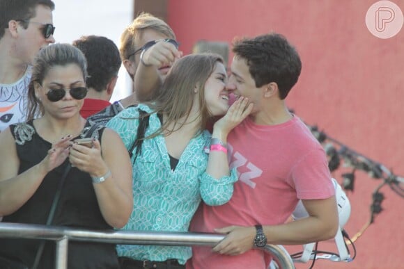 Alice Wegmann namora Pedro Malan, que também é ator. No Carnaval, eles trocaram beijos em cima do trio de Ivete Sangalo