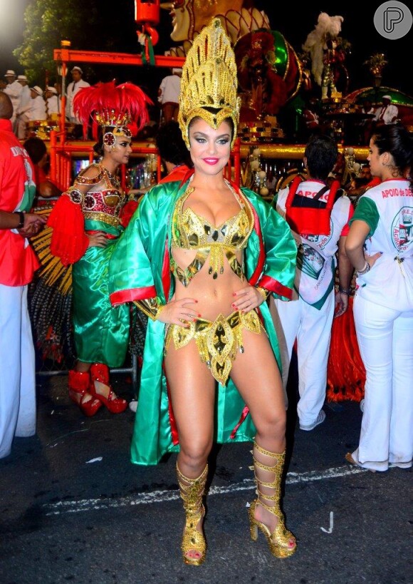 A barriga sequinha de Paloma Bernardi chamou a atenção no desfile da Grande Rio no Carnaval deste ano. A atriz vai ocupar o posto de rainha de bateria na escola no próximo ano