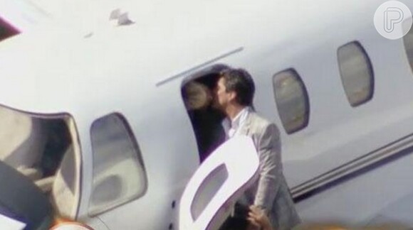 Xuxa deu um beijo no namorado, Junno Andrade, ao chegar a São Paulo