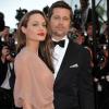 Brad Pitt deu de presente para a mulher, Angelina Jolie, um relógio da marca Patek Philippe de R$ 772.638 mil, feito de ouro com pérolas. A peça demorou em torno de dois meses para ficar pronto
