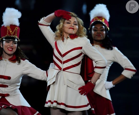 Madonna faz coreografia com seus dançarinos