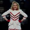 Madonna usa figurino de líder de torcida