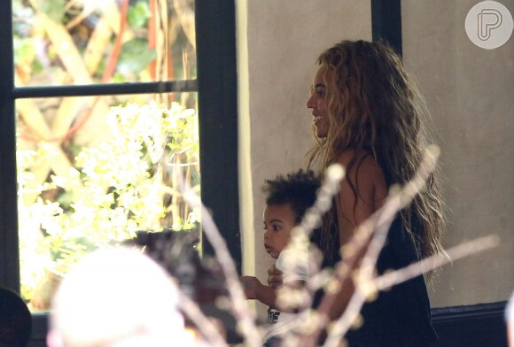 Beyoncé segura a filha, Blue Ivy