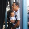 Jay-Z chega ao local com a filha, Blue Ivy, no colo