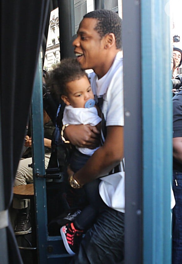 Jay-Z chega ao local com a filha, Blue Ivy, no colo