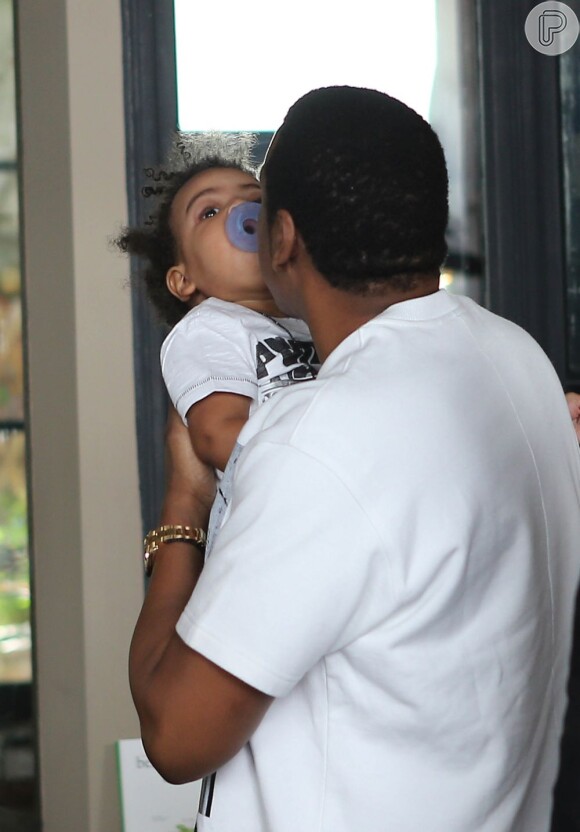 Jay-Z enche Blue Ivy de beijos