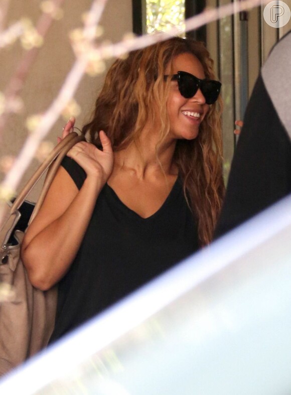 Beyoncé sorri ao chegar no local