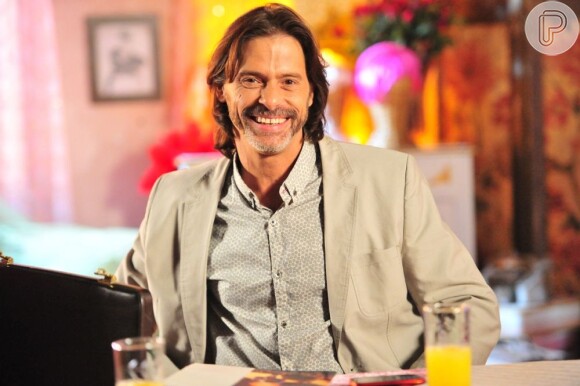 Marcos Winter entra em 'Flor do Caribe' como Reinaldo, o empresário de Cristal (Moro Anghileiri)