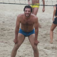 Rodrigo Lombardi, de 'Verdades Secretas', joga vôlei e mostra boa forma em praia