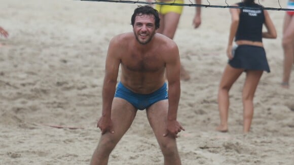 Rodrigo Lombardi, de 'Verdades Secretas', joga vôlei e mostra boa forma em praia