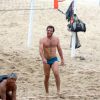 Rodrigo Lombardi, de 'Verdades Secretas', joga vôlei e mostra boa forma em praia, nesta segunda-feira, 9 de março de 2015