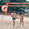 Rodrigo Lombardi, de 'Verdades Secretas', joga vôlei e mostra boa forma em praia, nesta segunda-feira, 9 de março de 2015