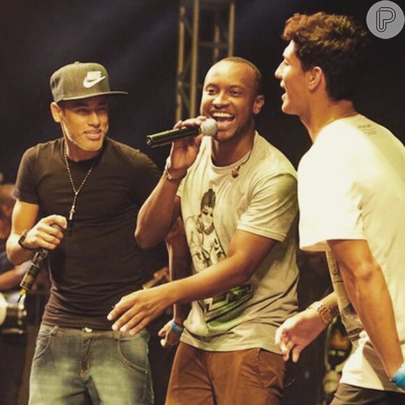 Neymar e Gabriel Medina foram convidados para subir ao palco num show de Thiaguinho, em Balneário Camboriú, no final de 2014