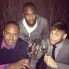 O aniversariante brinda com os amigos inseparáveis Rafael Zulu e Neymar