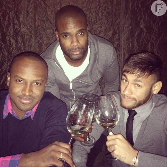 O aniversariante brinda com os amigos inseparáveis Rafael Zulu e Neymar
