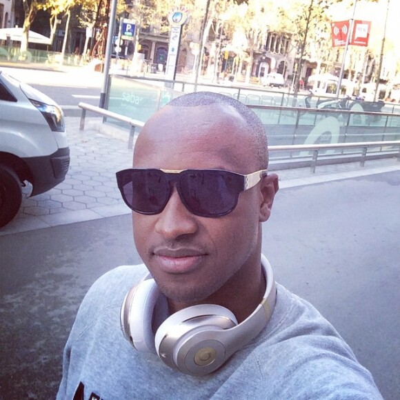 Thiaguinho, sempre charmoso, posa para uma selfie em Barcelona, na Espanha, onde costuma encontrar o amigo, o craque Neymar