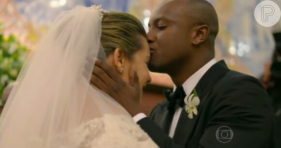 Sempre muito carinhoso, Thiaguinho recebeu a noiva com um beijo na testa. Olha que casal mais fofo!