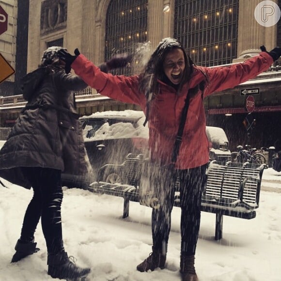 Bruna Marquezine se divertiu muito brincando de guerra de bola de neve em Nova York