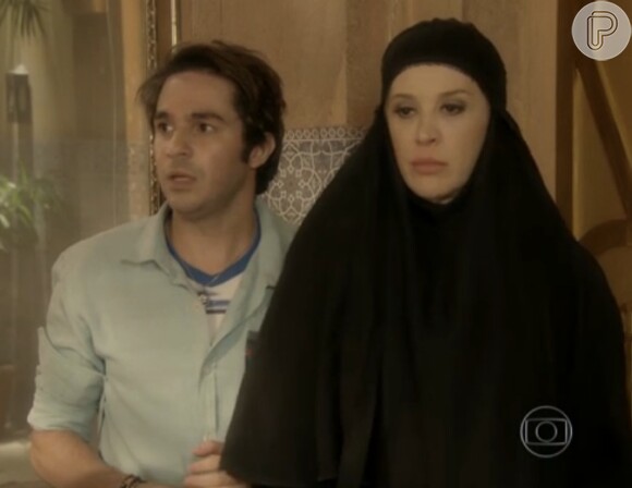 Samantha (Claudia Raia) e Pepito (Conrado Caputo) se tornam prisioneiros, no Reino Árabe do Sul, em cena da novela 'Alto Astral'