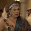 Samantha (Claudia Raia) se surpreende ao perceber que foi mandada para o harém do sultão, em cena da novela 'Alto Astral'