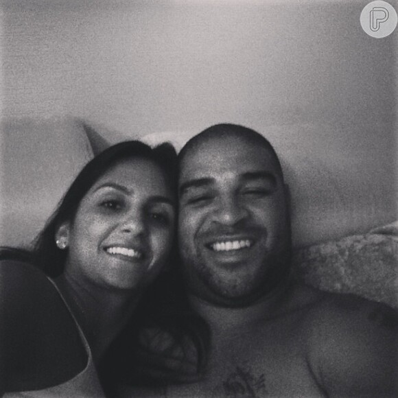 Adriano fica noivo da namorada, Renata Fontes, em 27 de abril de 2013