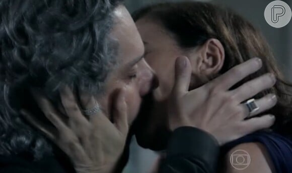 Maria Marta (Lilia Cabral) e José Alfredo (Alexandre Nero) se beijaram após o casamento de Vicente (Rafael Cardoso) e Cristina (Leandra Leal), na novela 'Império'
