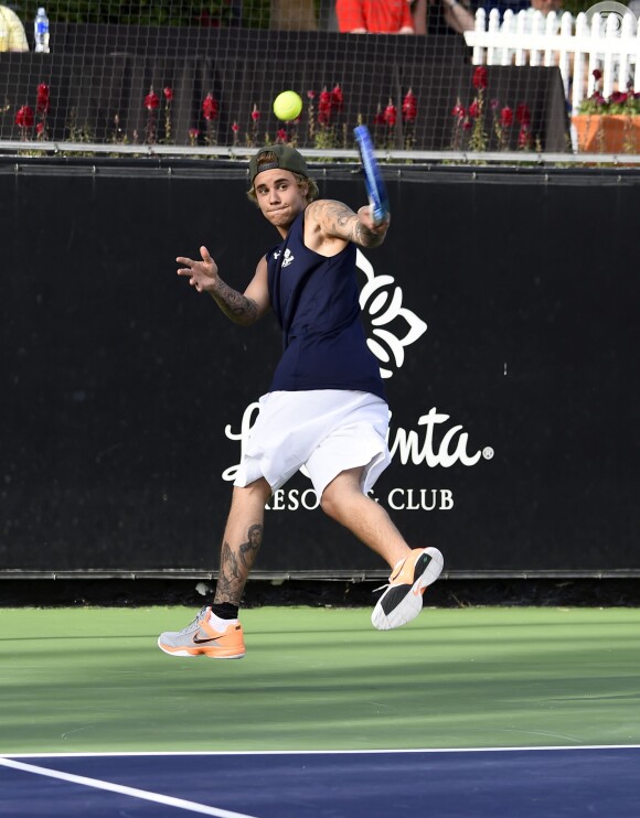 Esportista, Bieber mostrou que tem fôlego jogando tênis em um evento beneficente nos Estados Unidos