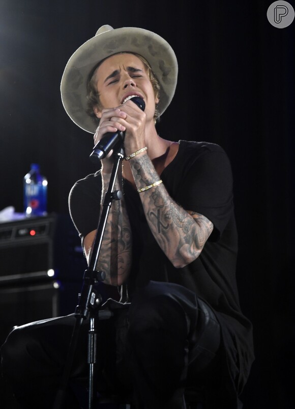 Após disputar uma partida de tênis na ação beneficente, Bieber soltou a voz cheio de estilo no evento realizado na Califórnia