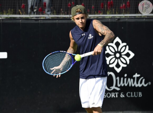 O cantor emprestou a sua imagem ao evento que arrecada fundos para jovens sobreviventes do câncer. Justin Bieber jogou tênis e depois cantou na ação beneficente