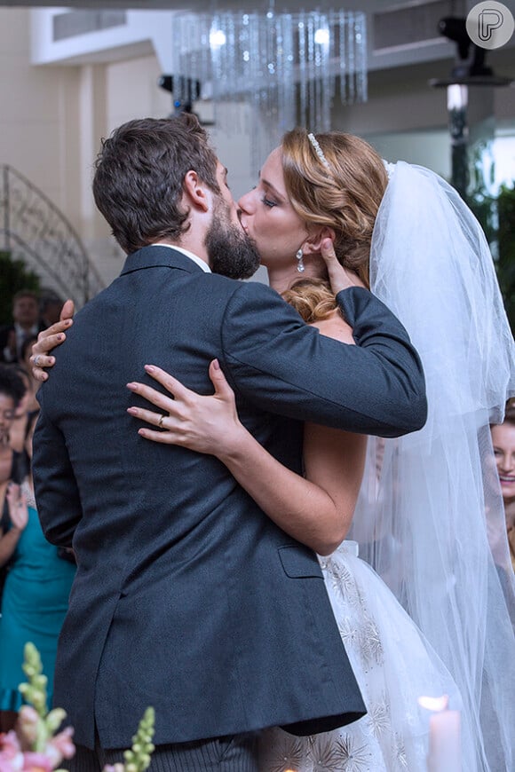 Cristina se casou com Vicente no lugar de Maria Clara. O capítulo foi ao ar nesta terça-feira, 10 de março de 2015