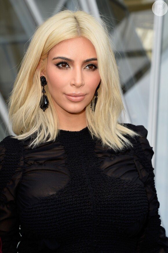 Agora, Kim Kardashian está loira platinada