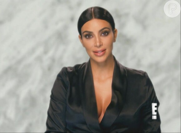 Kim Kardashian também aparece decotada no vídeo promocional