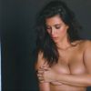 Ainda morena, Kim Kardashian cobre os ensaios durante ensaio nu