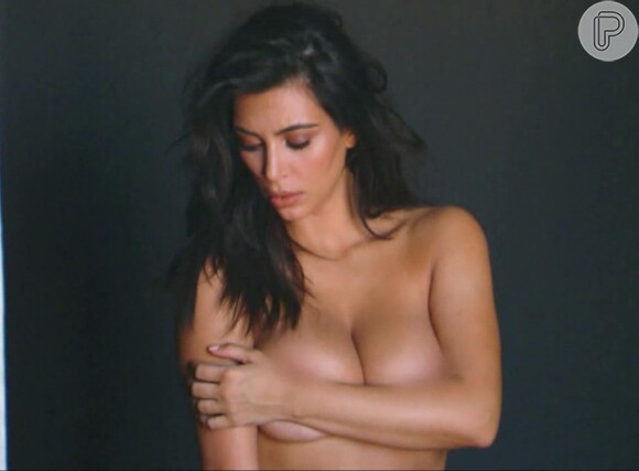 Ainda morena, Kim Kardashian cobre os ensaios durante ensaio nu