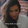 Kim Kardashian avalia fotos em vídeo promocional