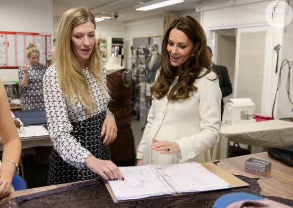 Kate Middleton visita elenco e set de filmagens da série 'Downton Abbey', em Londres