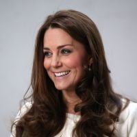 Kate Middleton, grávida de oito meses, visita estúdios da série 'Downton Abbey'