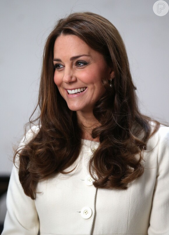 Grávida de oito meses, Kate Middleton visita estúdios da série 'Downton Abbey', em Londres, na Inglaterra, em 12 de março de 2015