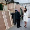 Kate Middleton conversa com produtor da série 'Downton Abbey', em Londres